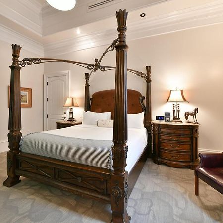 Отель Kentucky Castle Versailles Экстерьер фото