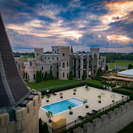 Отель Kentucky Castle Versailles Экстерьер фото