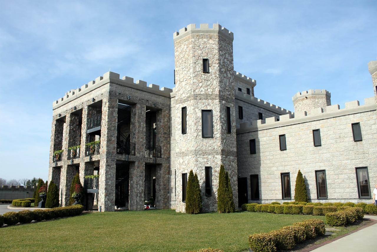Отель Kentucky Castle Versailles Экстерьер фото