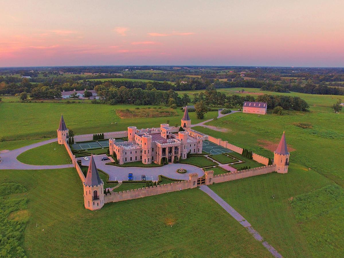 Отель Kentucky Castle Versailles Экстерьер фото