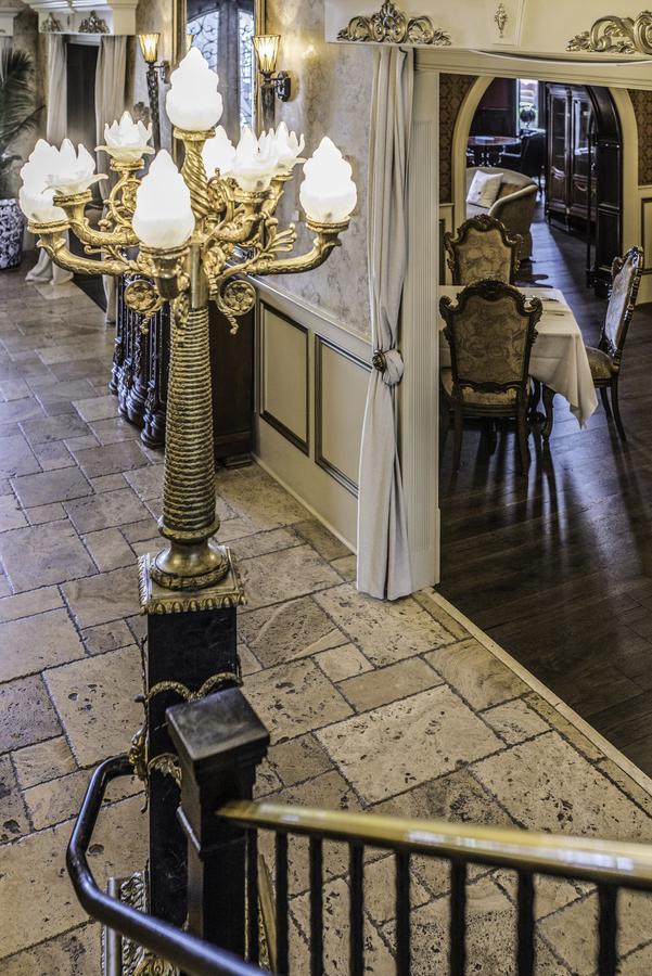 Отель Kentucky Castle Versailles Экстерьер фото