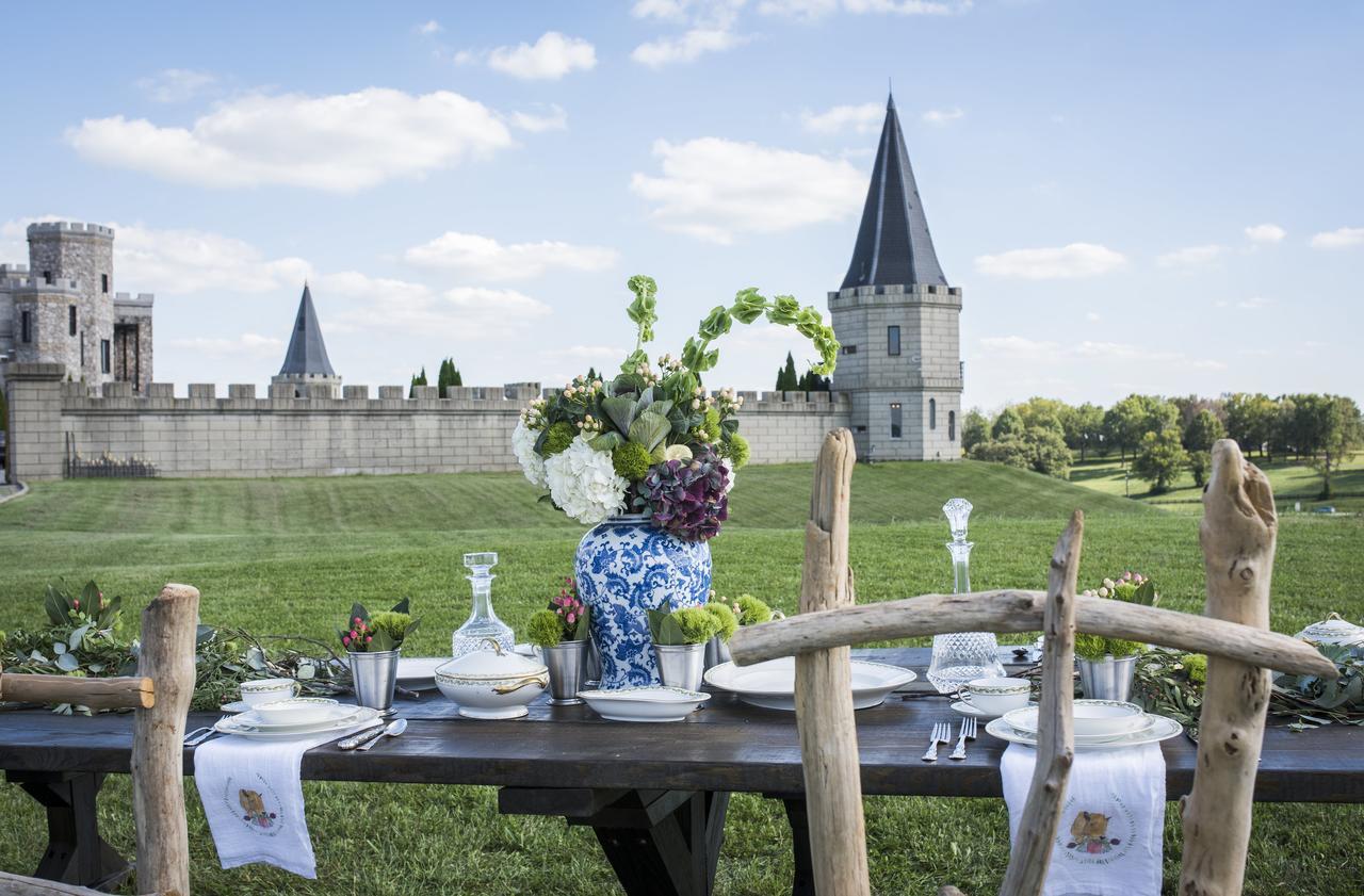 Отель Kentucky Castle Versailles Экстерьер фото