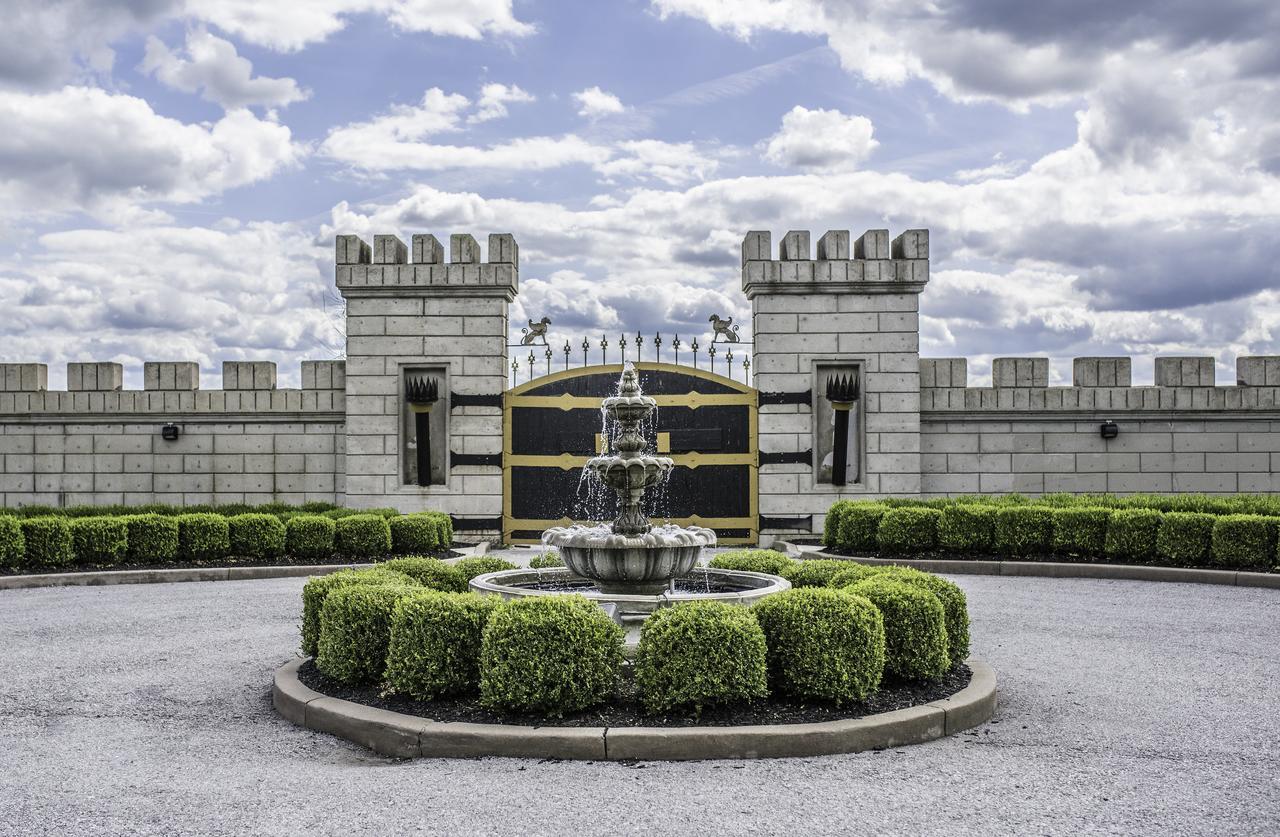 Отель Kentucky Castle Versailles Экстерьер фото