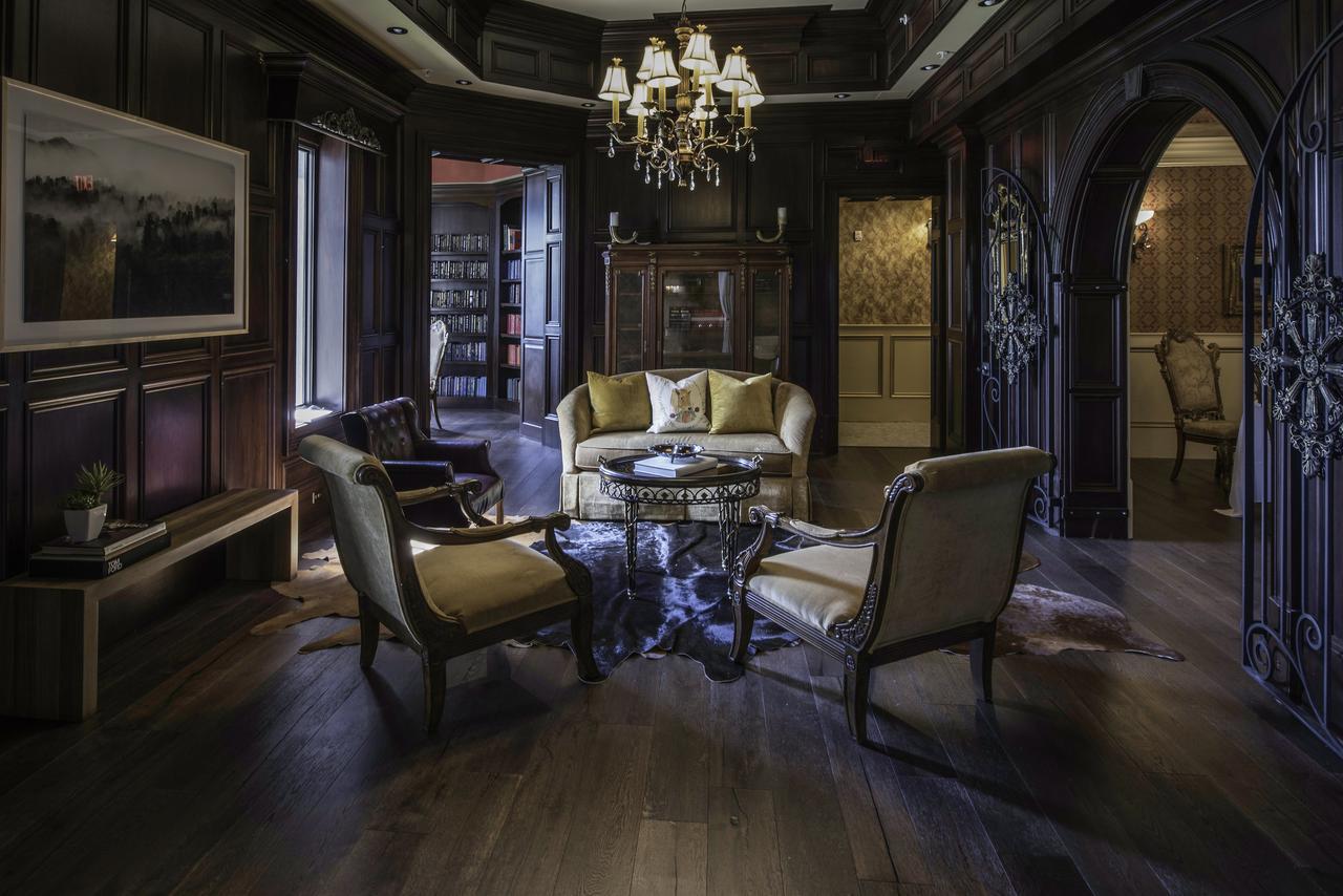 Отель Kentucky Castle Versailles Экстерьер фото