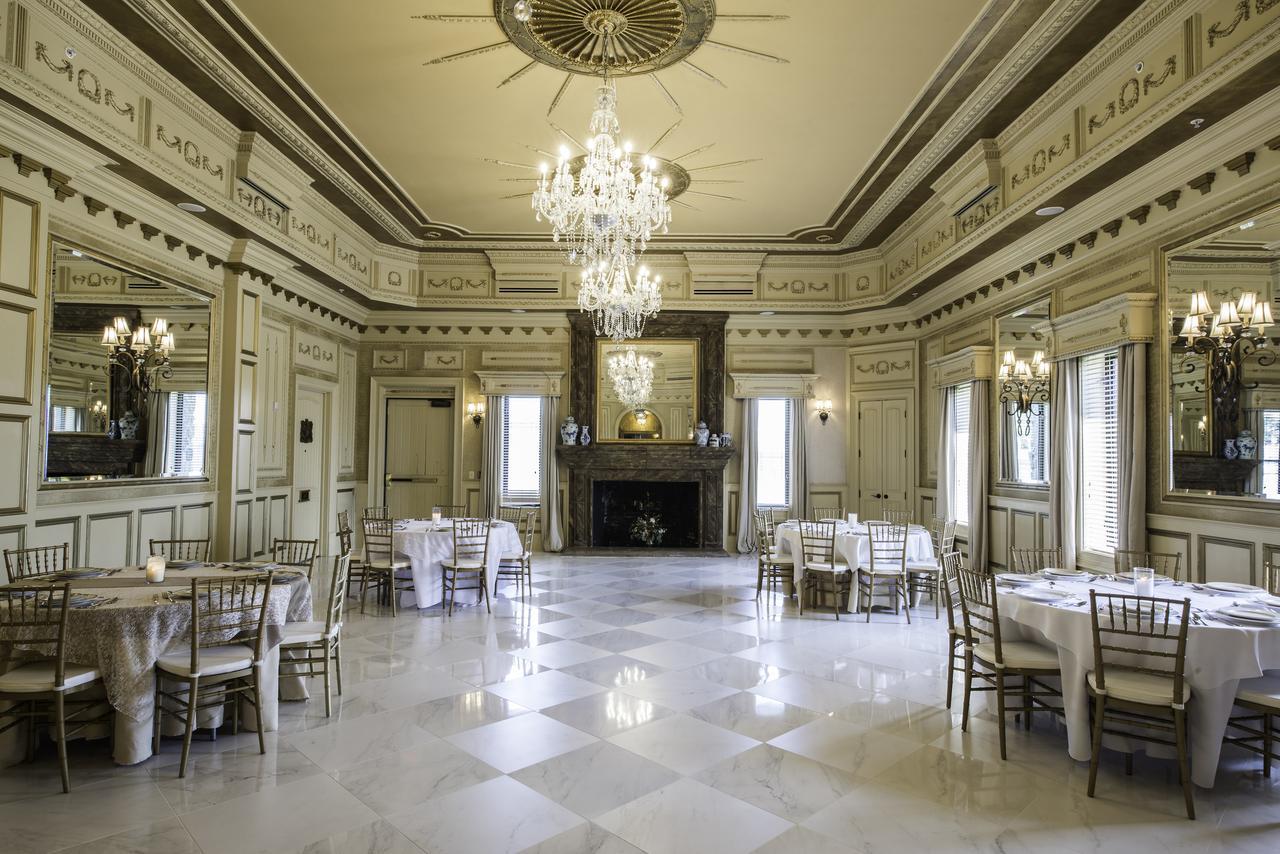 Отель Kentucky Castle Versailles Экстерьер фото
