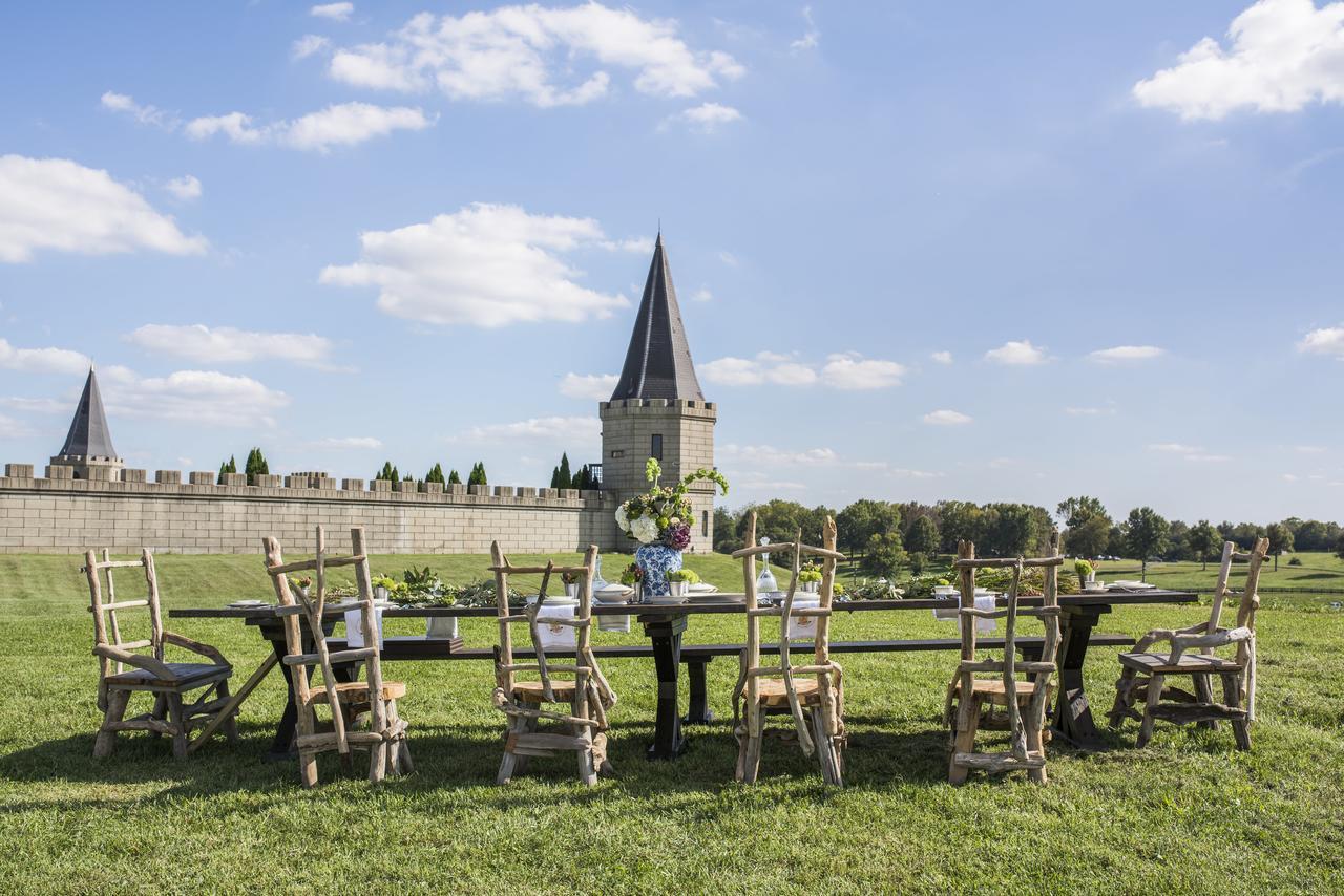 Отель Kentucky Castle Versailles Экстерьер фото