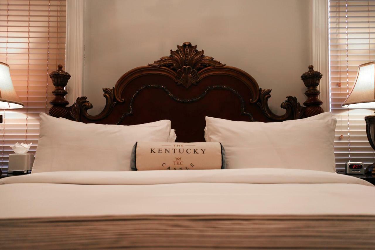 Отель Kentucky Castle Versailles Экстерьер фото