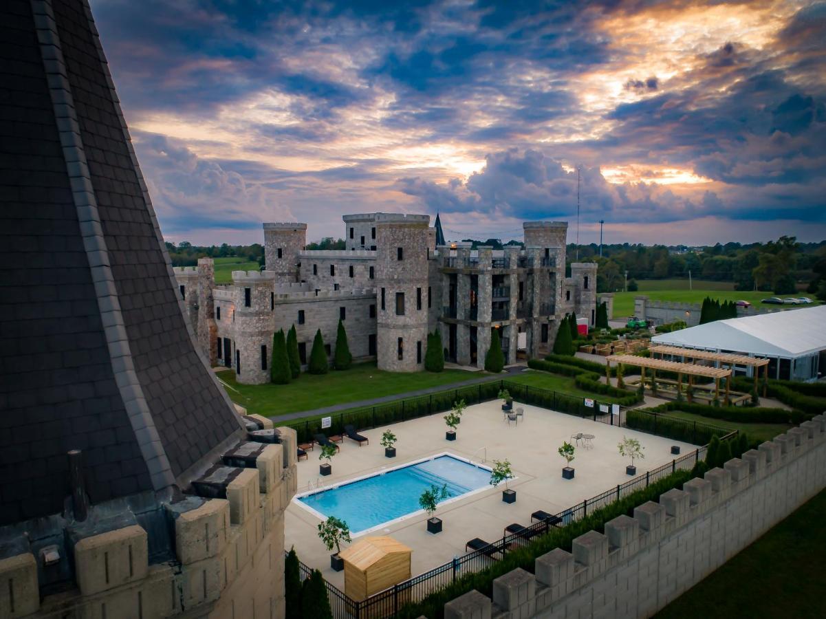Отель Kentucky Castle Versailles Экстерьер фото