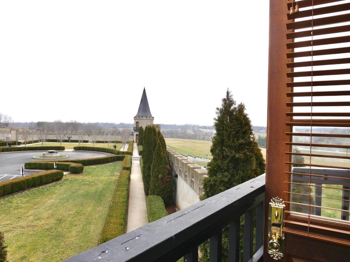 Отель Kentucky Castle Versailles Экстерьер фото