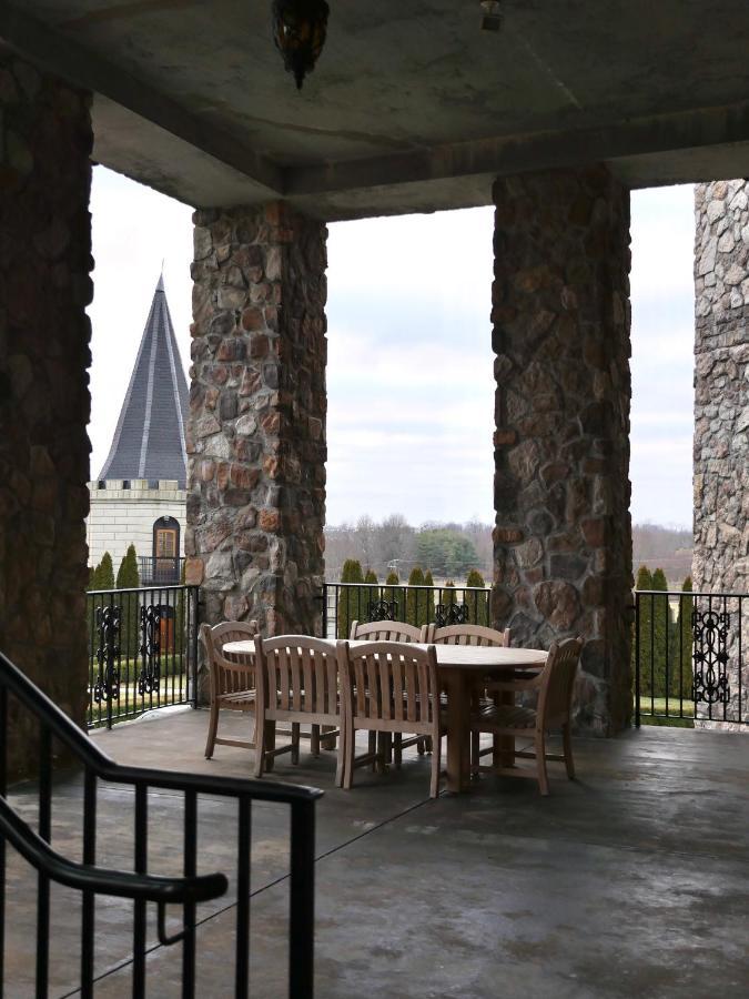 Отель Kentucky Castle Versailles Экстерьер фото